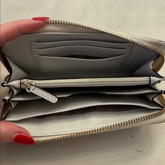 Amazing condition! Michael Kors Logo Wallet/Wristlet - Picture 7 of 13